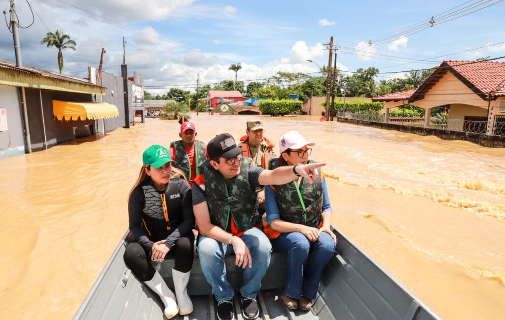 Em Xapuri e Brasileia, Gladson anuncia ações de socorro aos desabrigados pela enchente do rio Acre